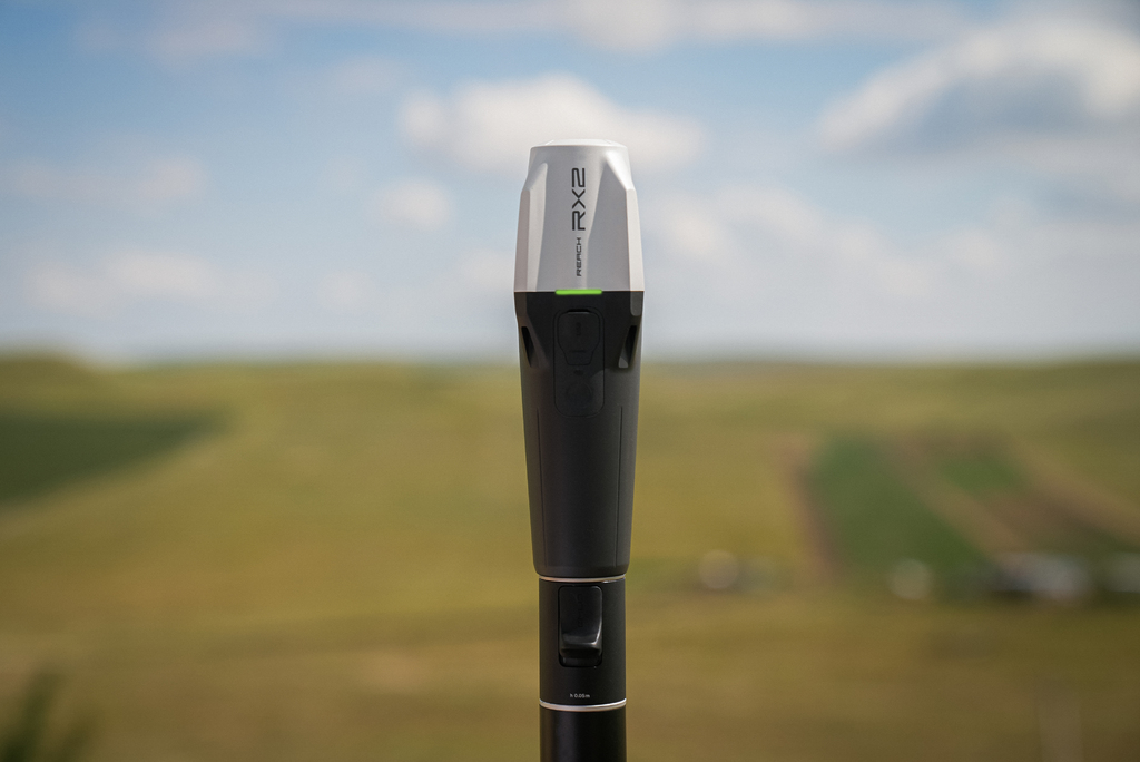 Emlid Reach RX2 vor Hintergrund