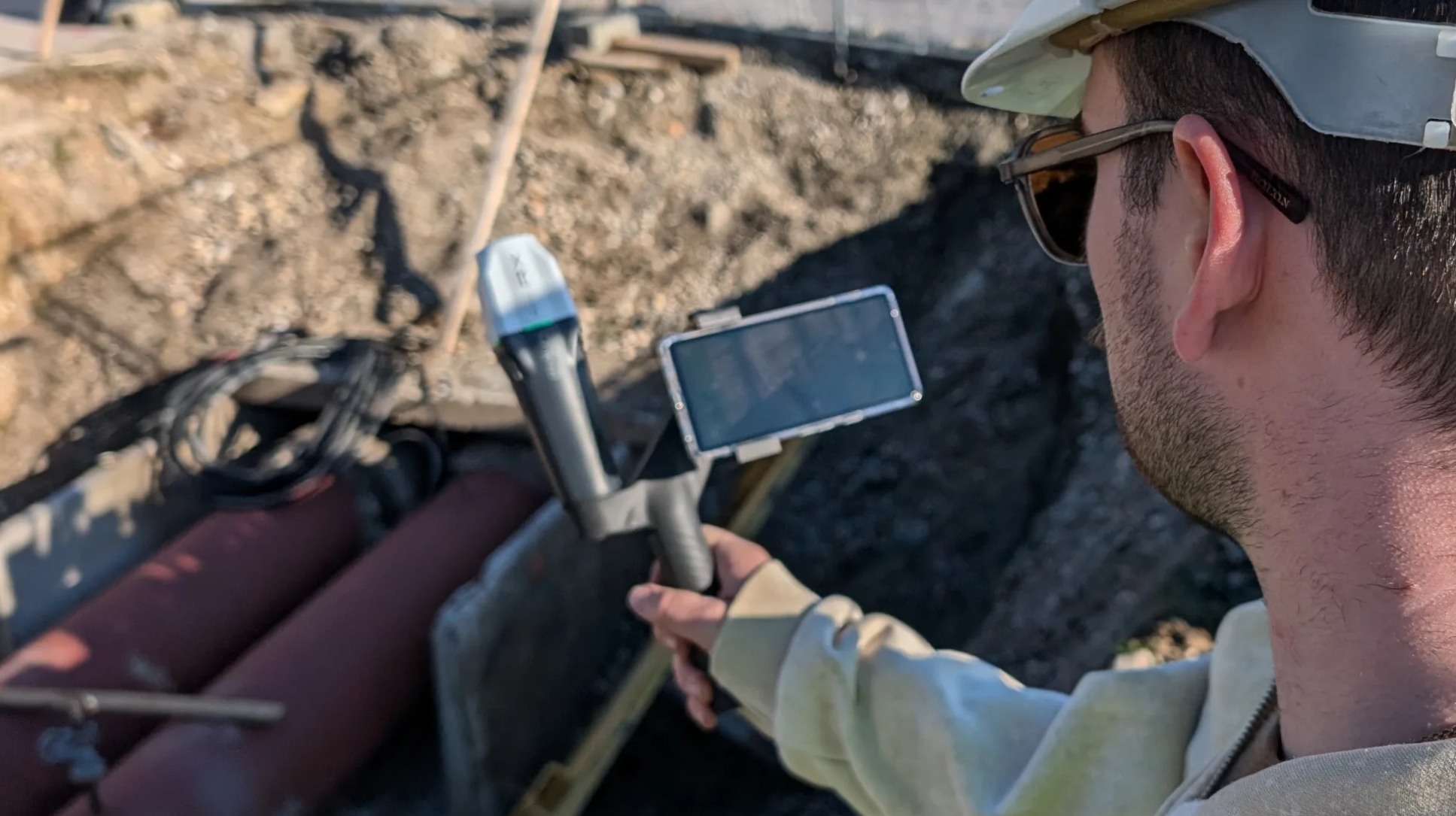 Smartphone mit angeschlossener Emlid RX2-GNSS-Antenne für die RTK-Videogrammetrie (mit Scan-Kit)