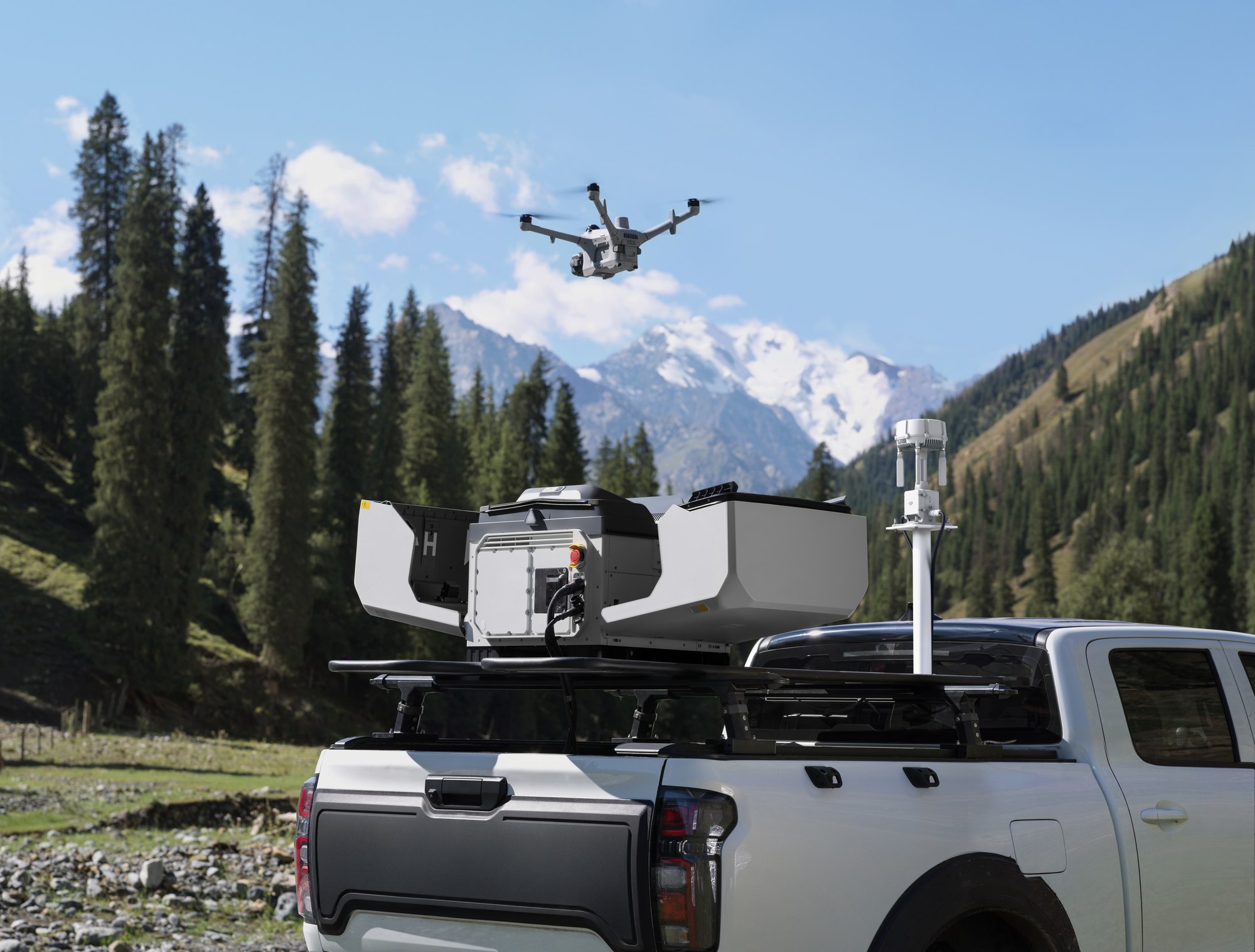 DJI Matrice 5TD startet aus dem fahrzeugmontierten DJI Dock 4 im Wald