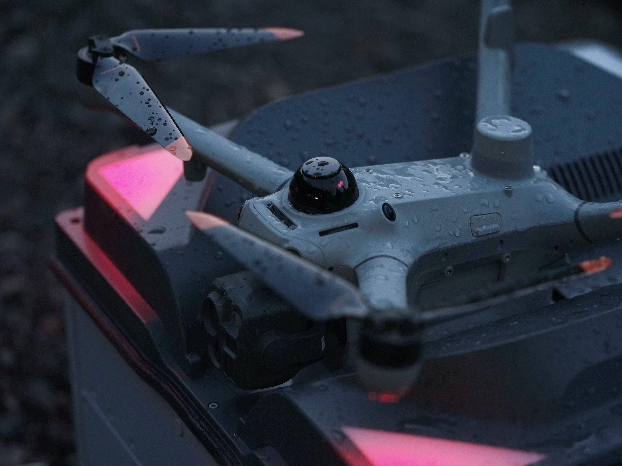 DJI Dock 4 mit DJI Matrice 5TD bei Regen im Wald