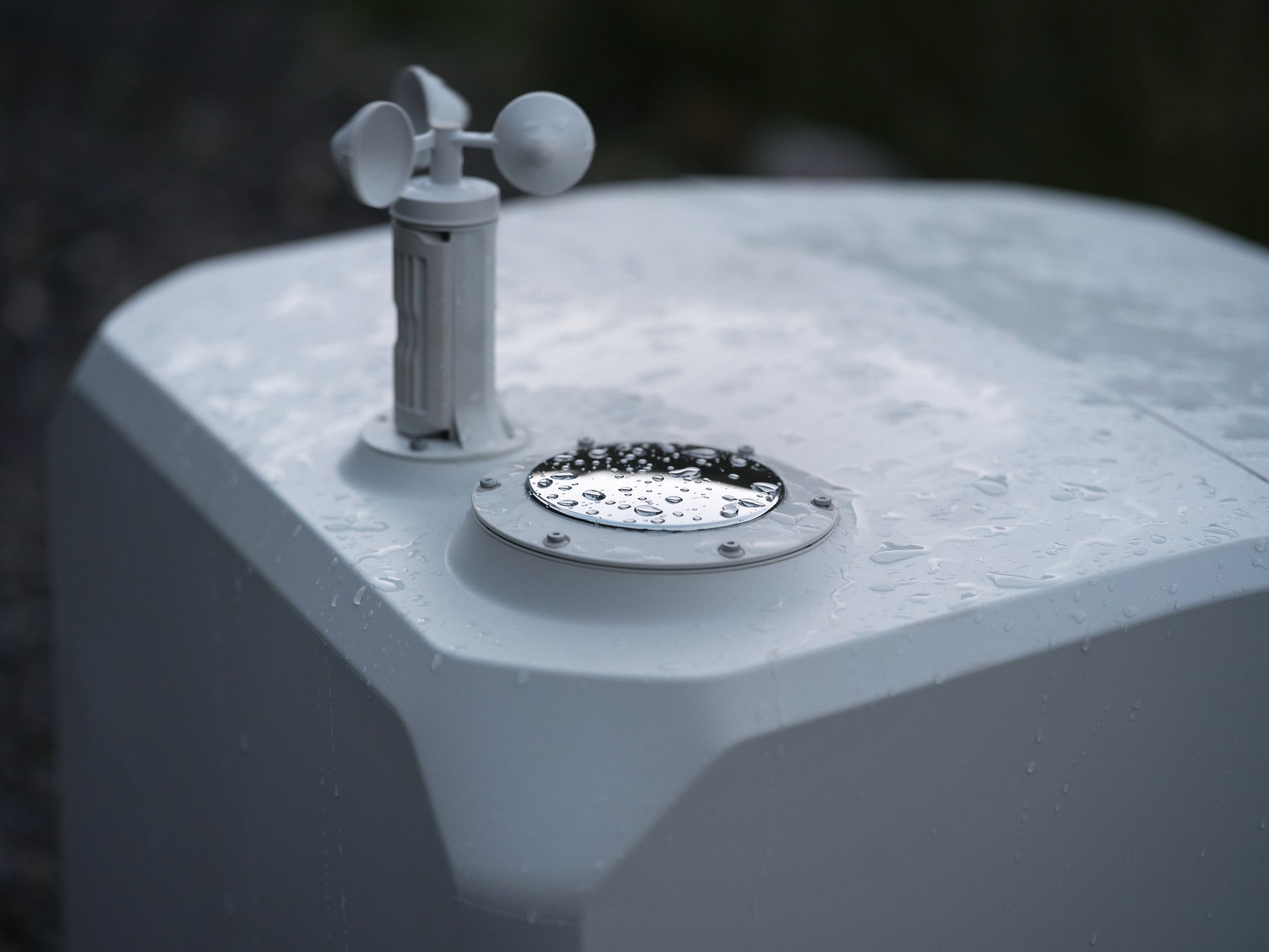 DJI Dock 4 im Regen bei einer Aufstellung im Wald