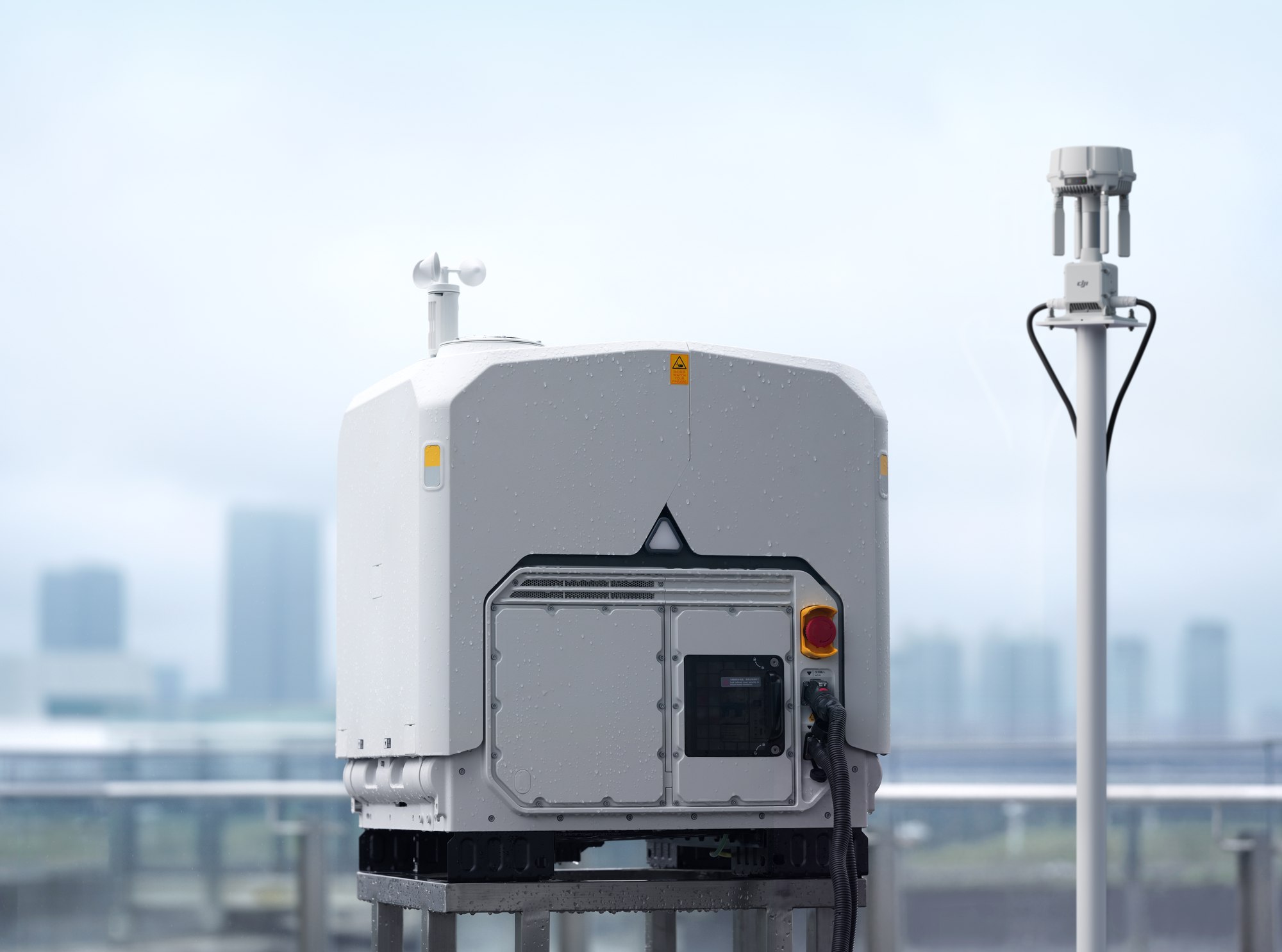 Geschlossenes DJI Dock 4 bei stationärer Aufstellung im städtischen Umfeld