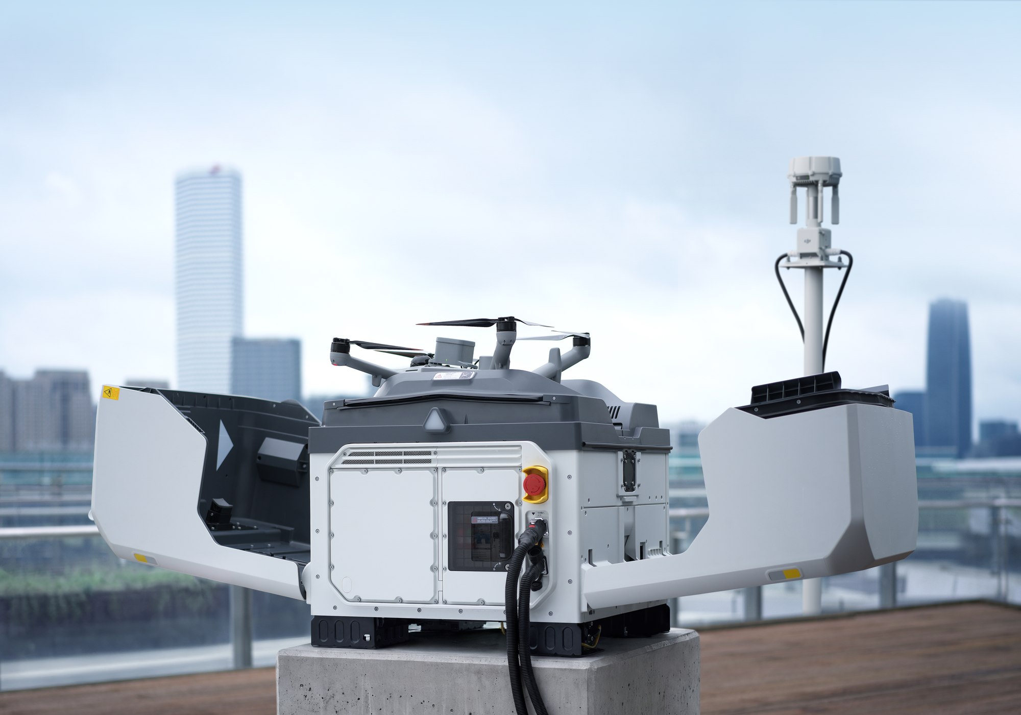 Geöffnetes DJI Dock 4 mit DJI Matrice 5TD in der Stadt – KI-generierte Herstellerillustration