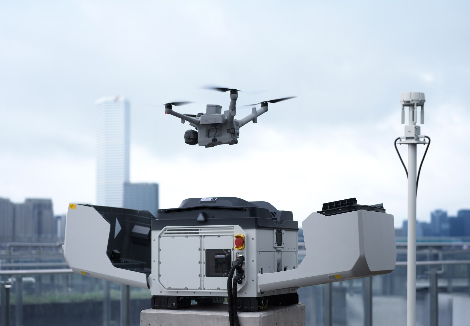 DJI Matrice 5TD startet aus dem DJI Dock 4 in der Stadt – KI-generierte Herstellerillustration