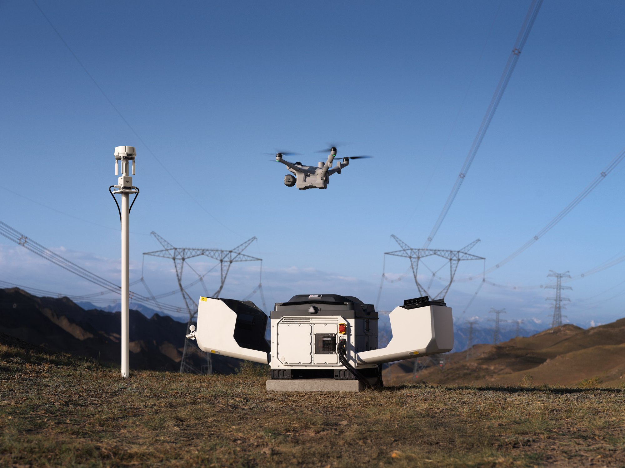 DJI Matrice 5TD startet aus dem DJI Dock 4 an einem Umspannwerk