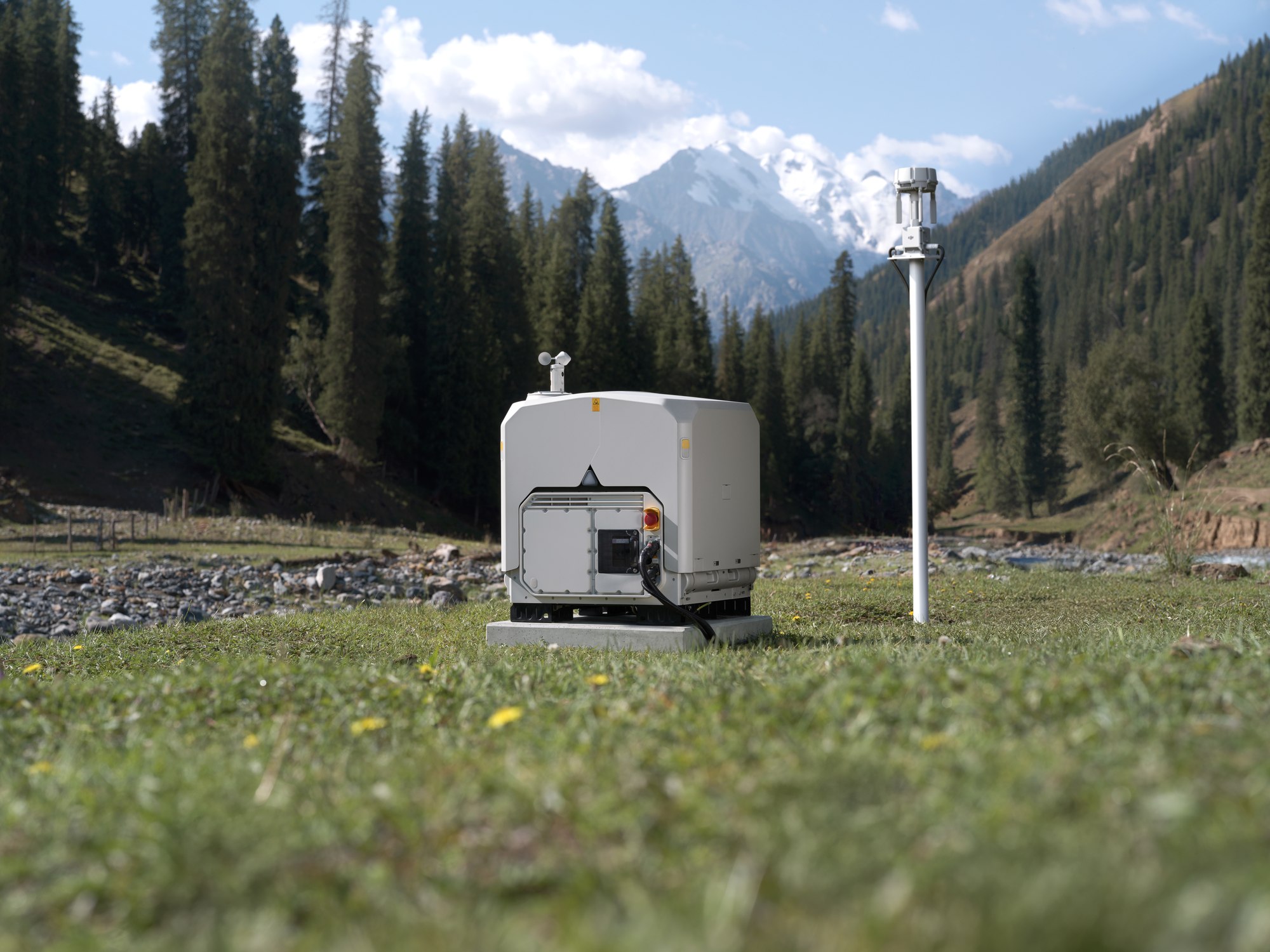 Geschlossenes DJI Dock 4 im Wald – KI-generierte Herstellerillustration