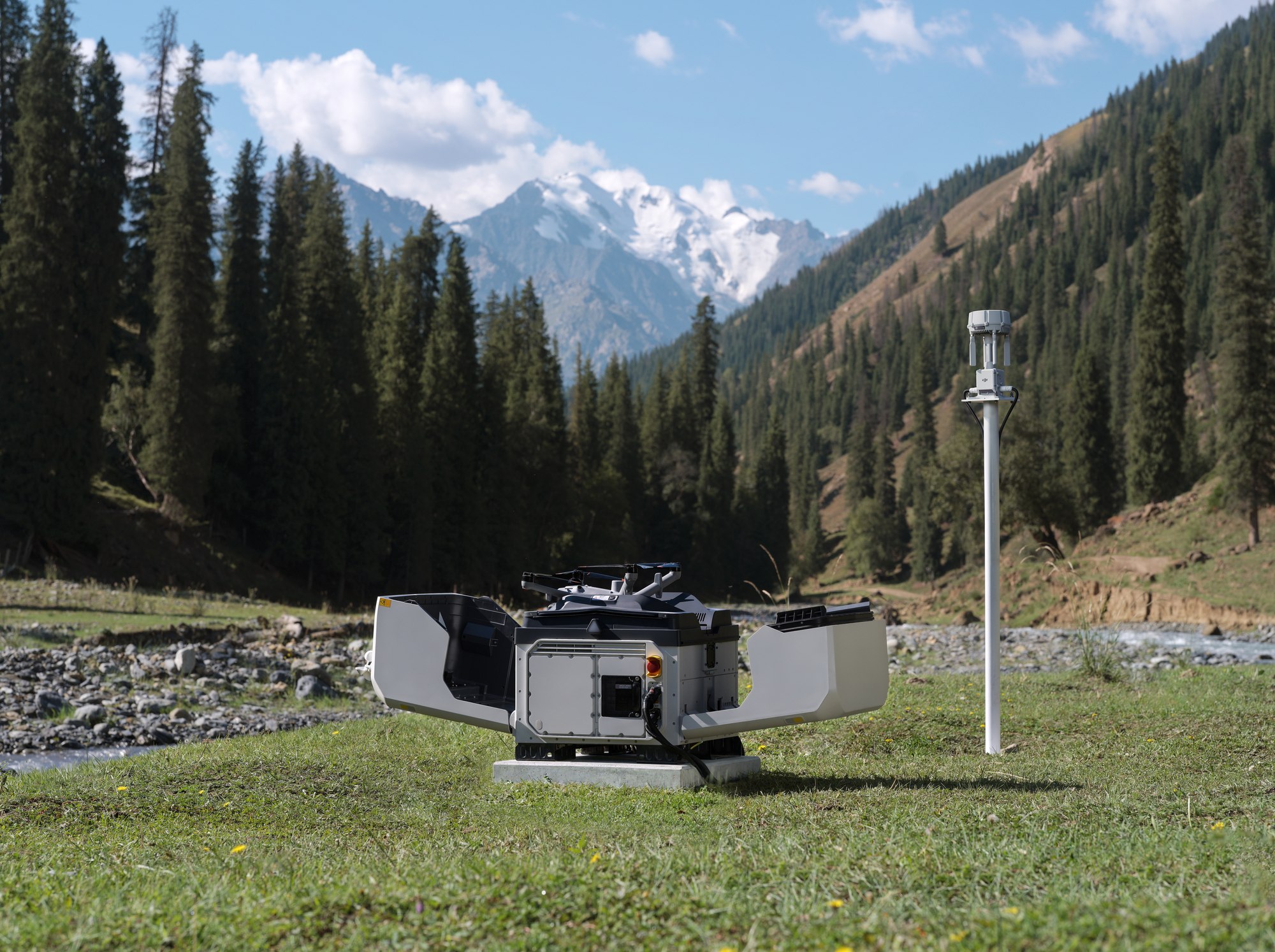 Geöffnetes DJI Dock 4 mit DJI Matrice 5TD im Wald – KI-generierte Herstellerillustration
