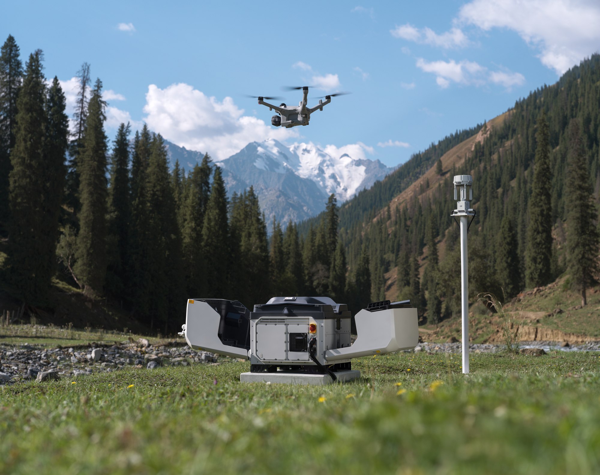 DJI Matrice 5TD startet aus dem DJI Dock 4 im Wald – KI-generierte Herstellerillustration