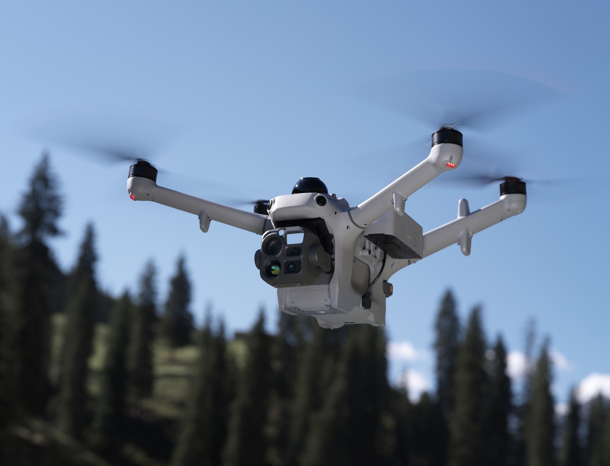 DJI Matrice 5TD mit Lautsprecher im Wald
