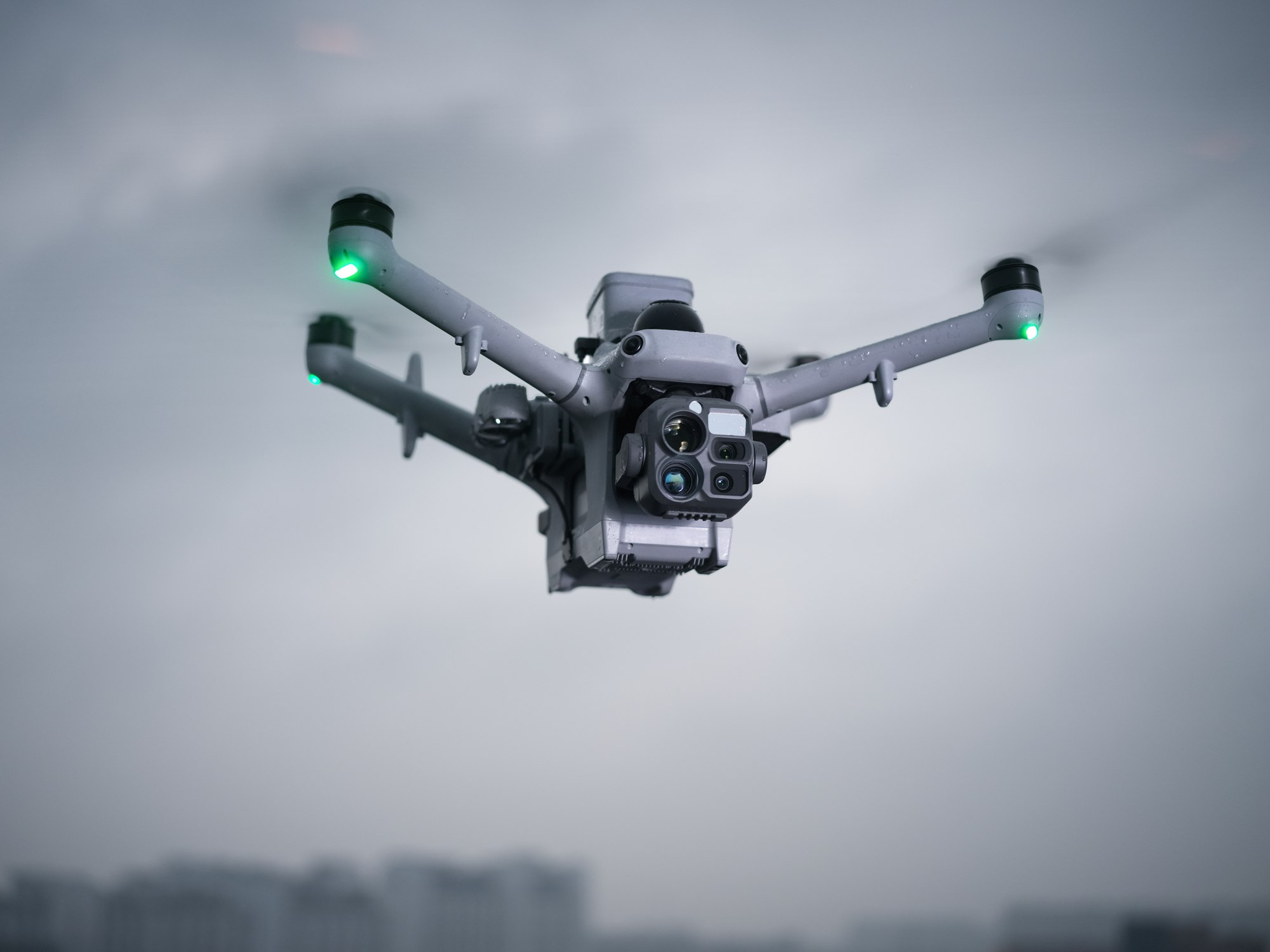 DJI Matrice 5TD im städtischen Umfeld bei Regen