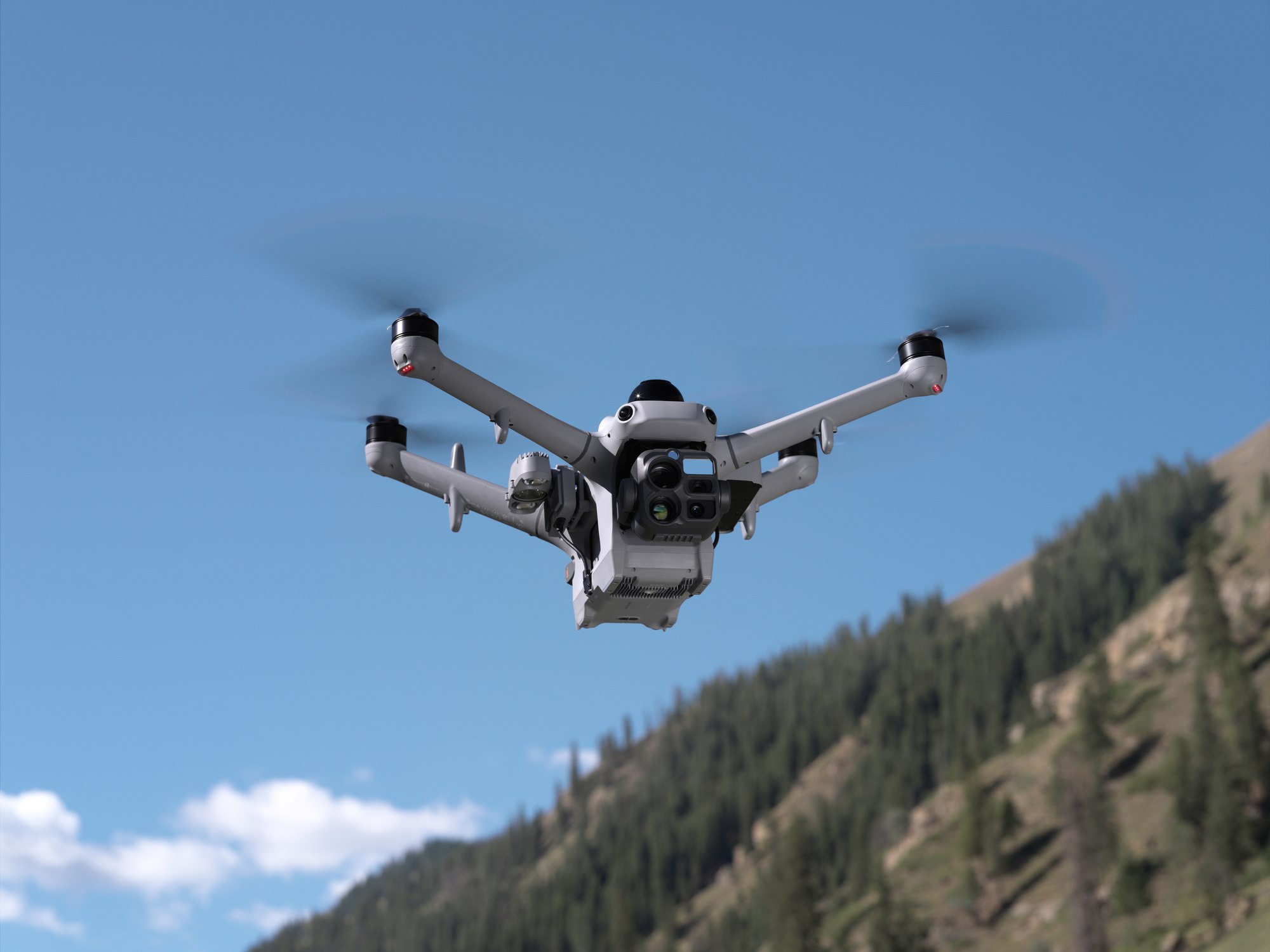 DJI Matrice 5TD mit Scheinwerfer und Lautsprecher im Wald