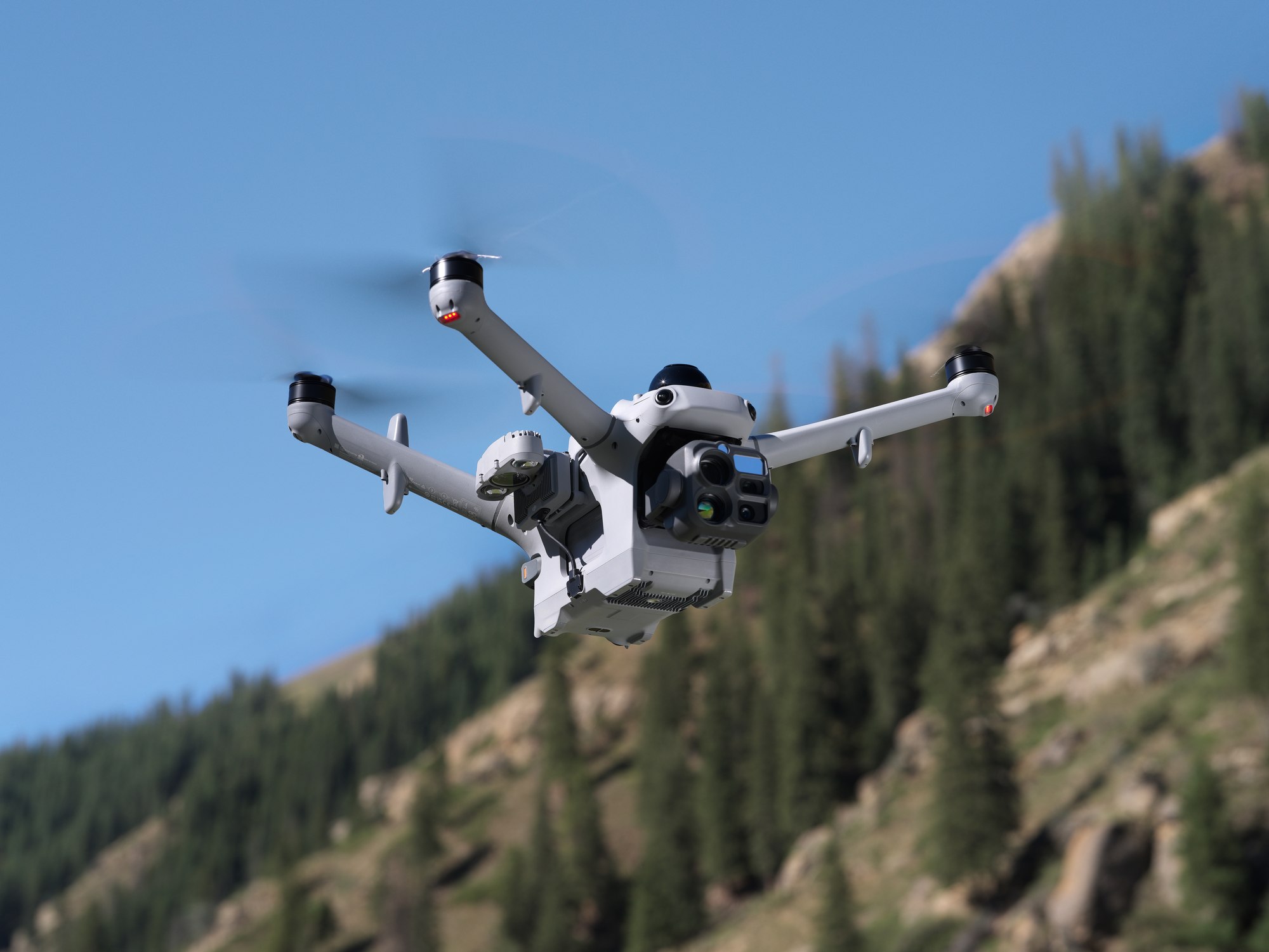 DJI Matrice 5TD mit Scheinwerfer im Wald