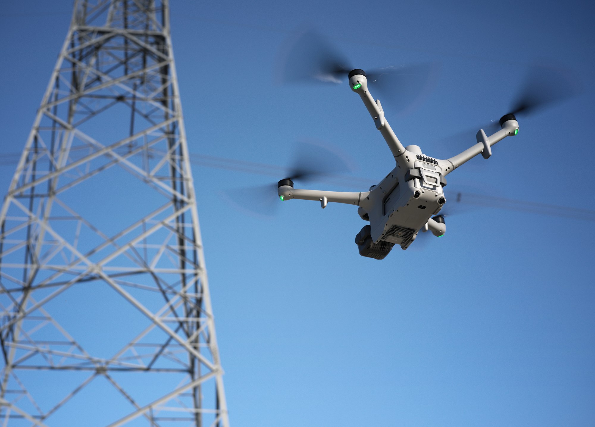 DJI Matrice 5TD in Rückansicht beim Einsatz an einem Umspannwerk