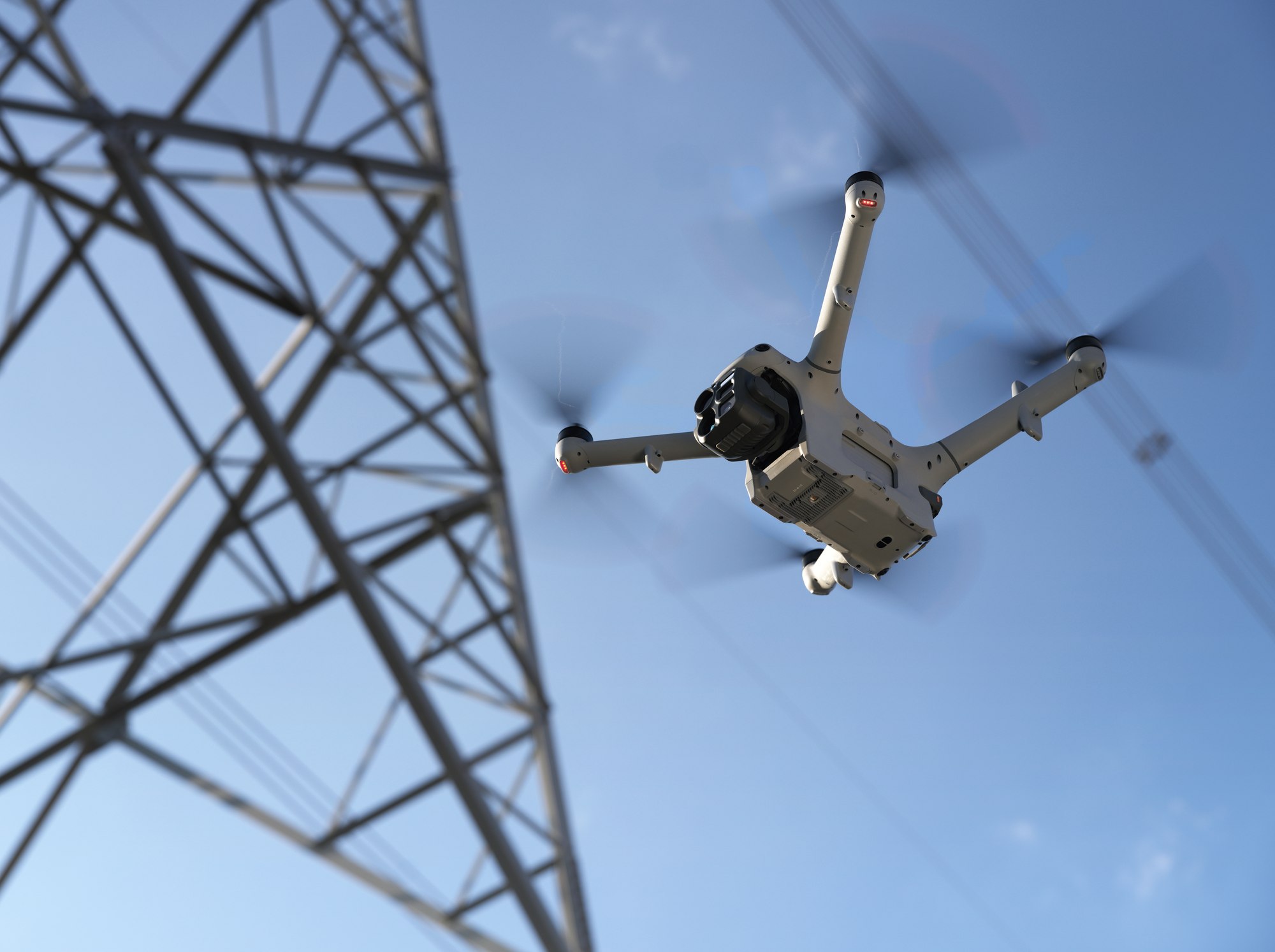 DJI Matrice 5TD in Unteransicht beim Einsatz an einem Umspannwerk