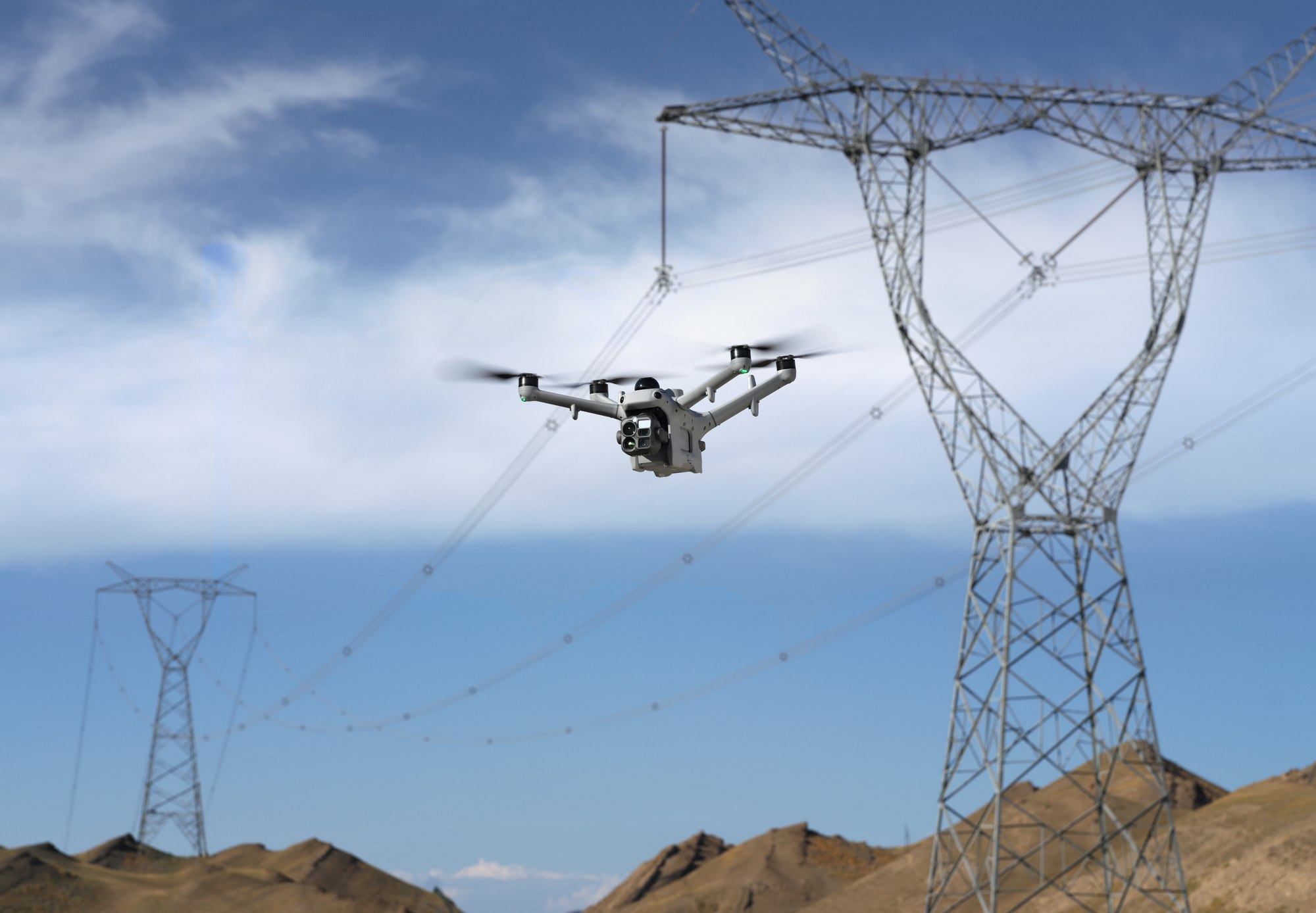 DJI Matrice 5TD im Flugeinsatz nahe Stromleitungen an einem Umspannwerk