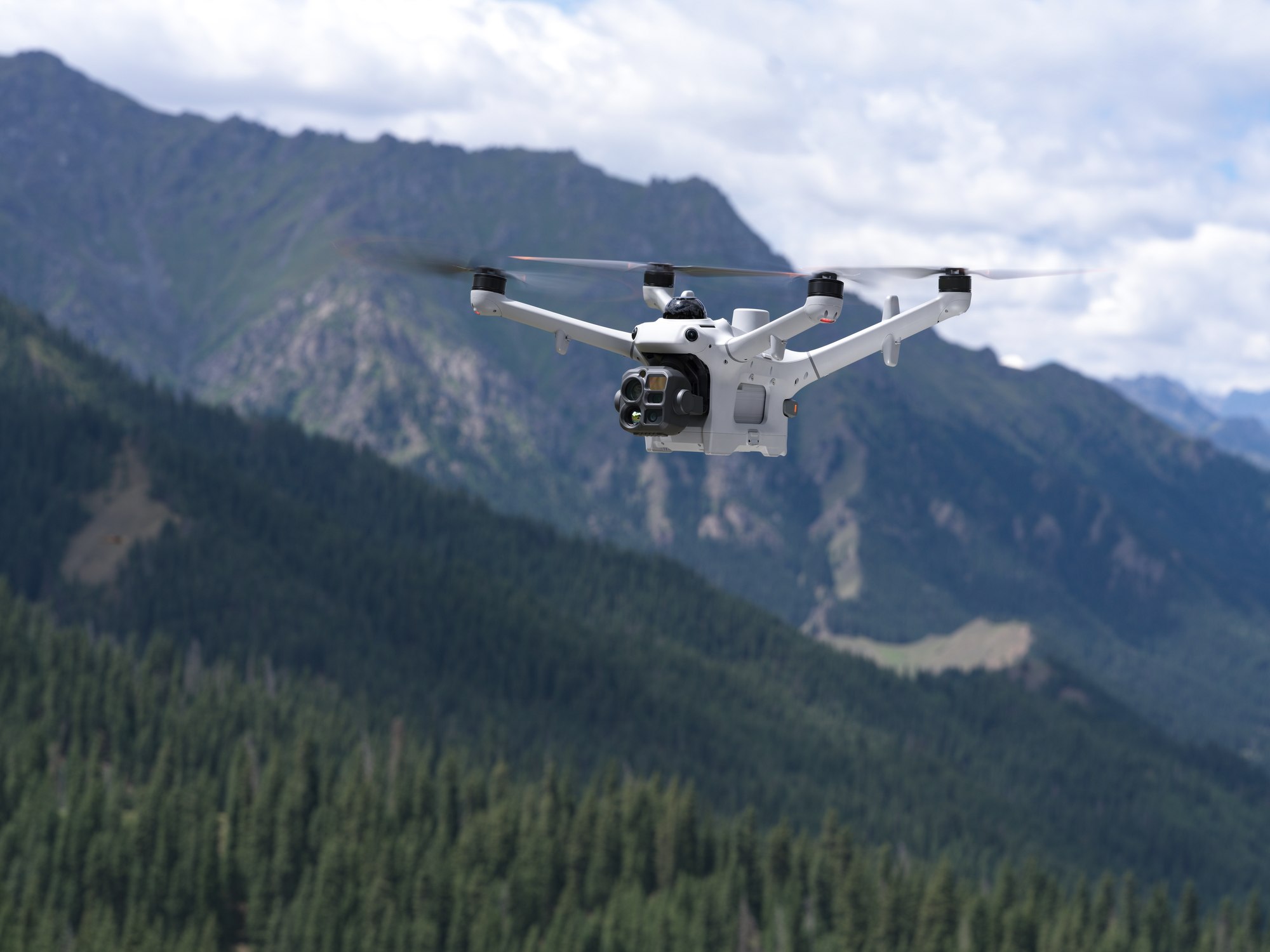 DJI Matrice 5TD beim Flugeinsatz am Tag im Wald