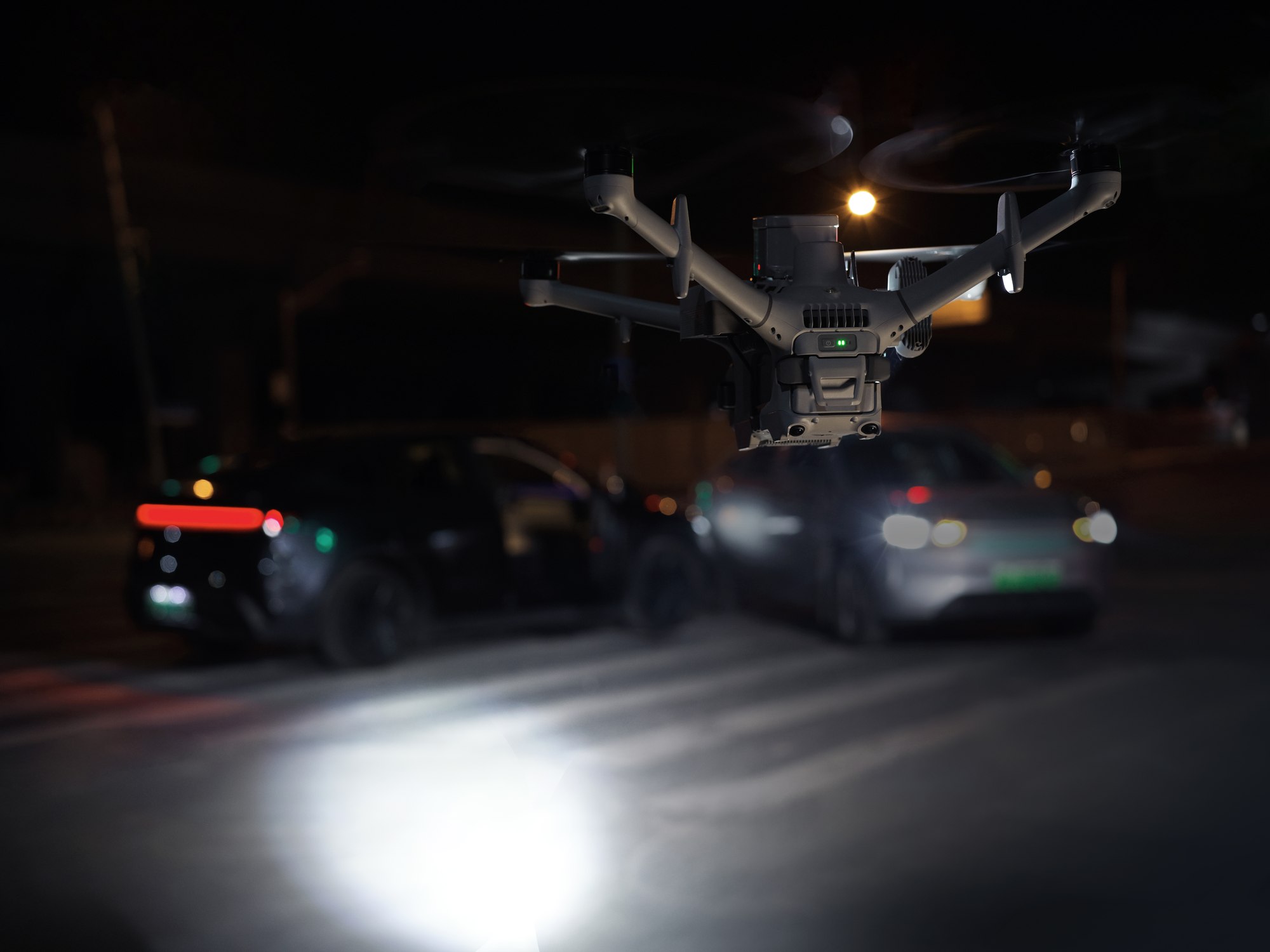 DJI Matrice 5TD mit Lautsprecher und Scheinwerfer über einer Straße