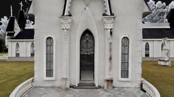 Farbige Punktwolke einer Kirchenfassade aus einer Aufnahme mit dem Lixel L3